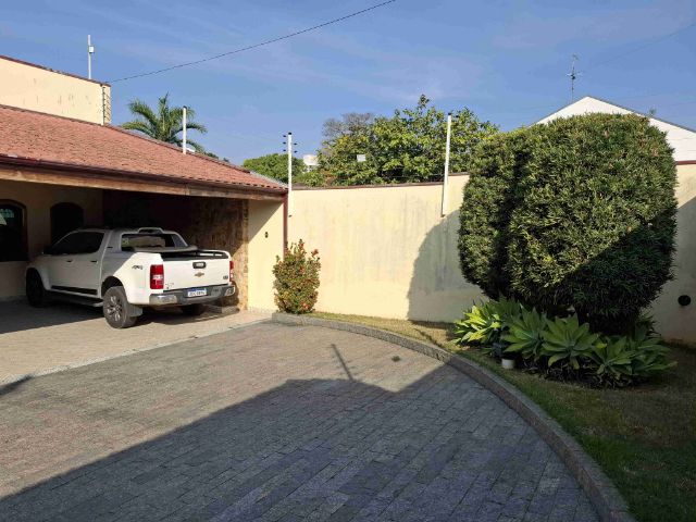 Casa com 1500m² 4 quartos e 2 banheiros, à venda ou para alugar, no bairro Tabaú em Pindamonhangaba