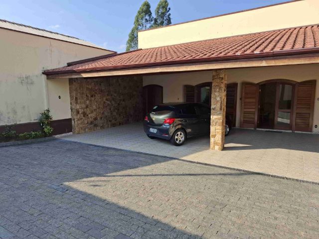 Casa com 1500m² 4 quartos e 2 banheiros, à venda ou para alugar, no bairro Tabaú em Pindamonhangaba
