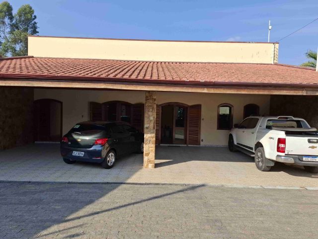 Casa com 1500m² 4 quartos e 2 banheiros, à venda ou para alugar, no bairro Tabaú em Pindamonhangaba