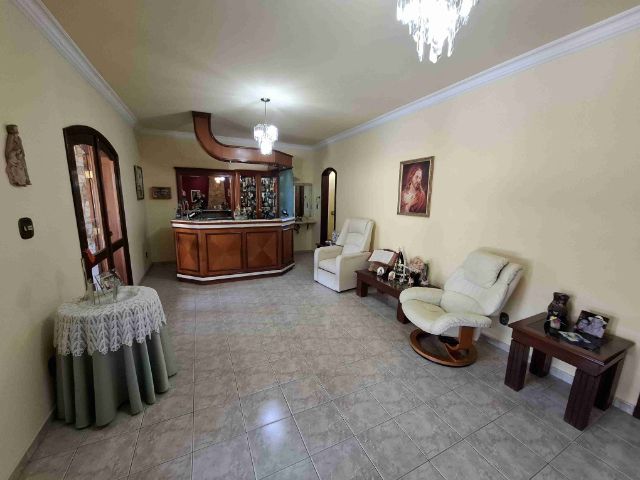 Casa com 1500m² 4 quartos e 2 banheiros, à venda ou para alugar, no bairro Tabaú em Pindamonhangaba