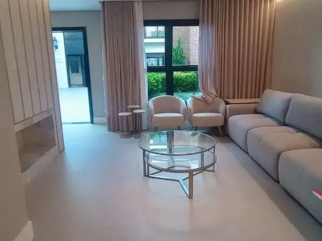 Casa 3 quartos e 6 banheiros, à venda, no bairro Ahú em Curitiba