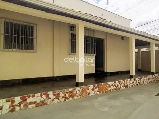 Casa com 370m² 4 quartos e 2 banheiros, à venda, no bairro Suzana em Belo Horizonte