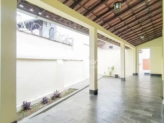 Casa com 370m² 4 quartos e 2 banheiros, à venda, no bairro Suzana em Belo Horizonte