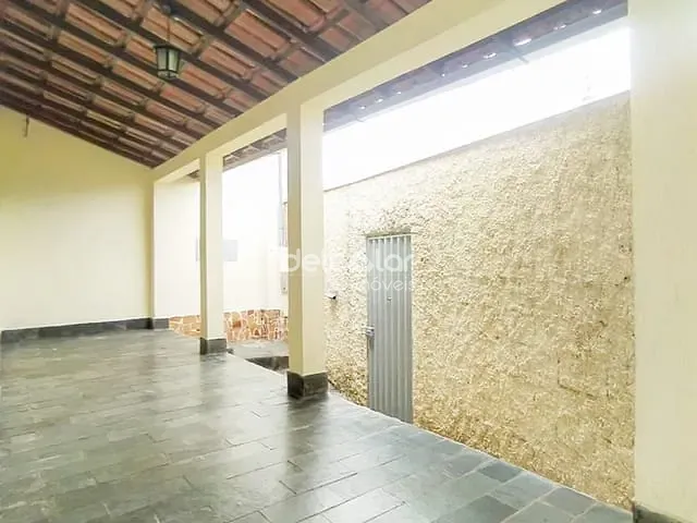 Casa com 370m² 4 quartos e 2 banheiros, à venda, no bairro Suzana em Belo Horizonte