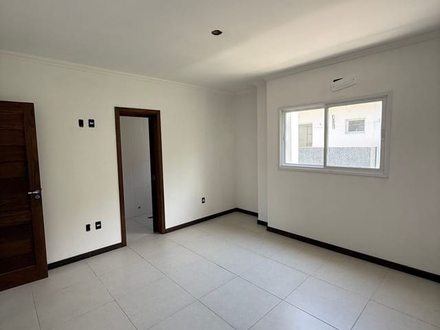 Casa com 250m² 3 quartos e 3 banheiros, à venda, no bairro Camaquã em Porto Alegre