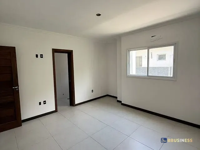 Casa com 250m² 3 quartos e 3 banheiros, à venda, no bairro Camaquã em Porto Alegre