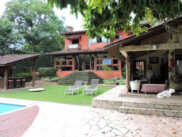 Casa com 1500m² 4 quartos e 5 banheiros, à venda, no bairro Paisagem Renoir em Cotia