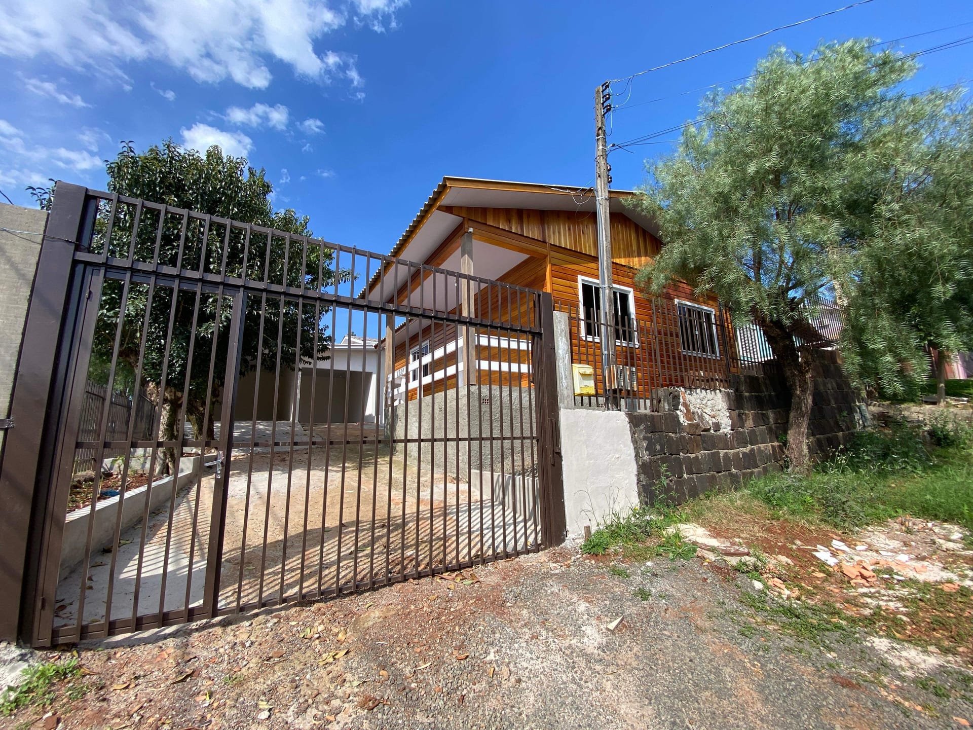 Casa para alugar com 3 dormitórios, 1 banheiro, 1 vaga de garagem e 134m² de área privativa no bairro Presidente Médici