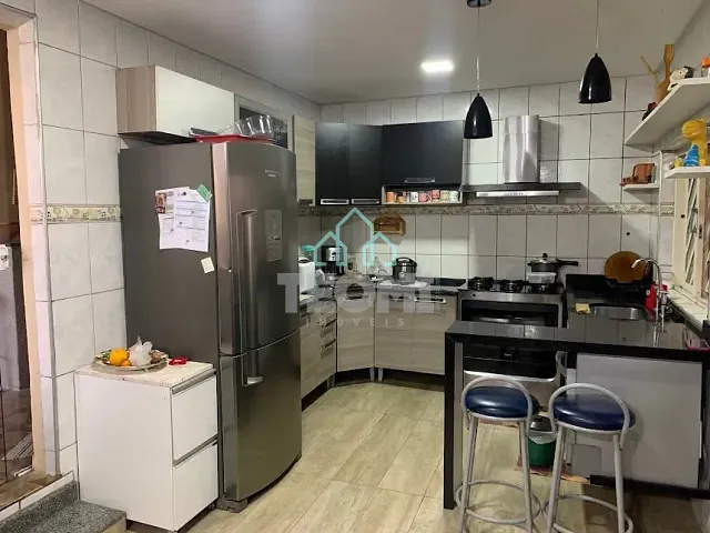 Sobrado com 250m² 4 quartos e 2 banheiros, à venda, no bairro Jardim Sonia Maria em Taubaté
