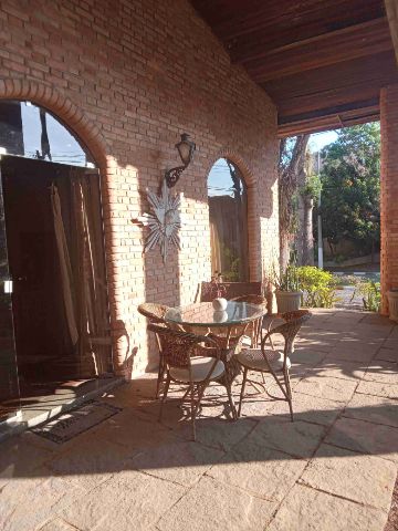 Casa com 1200m² 4 quartos e 6 banheiros, à venda ou para alugar, no bairro Nossa Senhora do Perpétuo Socorro em Pindamonhangaba