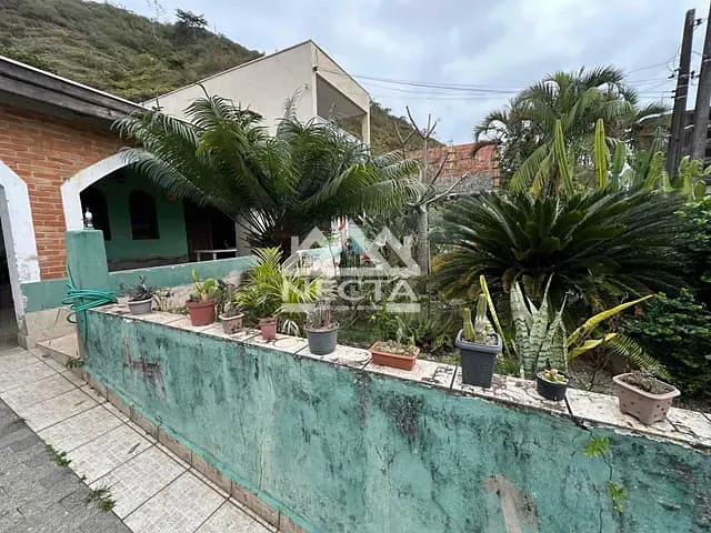 Casa com 402m² 3 quartos e 2 banheiros, à venda, no bairro Sumaré em Caraguatatuba