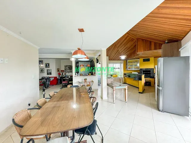 Casa com 1000m² 4 quartos e 6 banheiros, à venda, no bairro Jardim Rio Comprido em Jacareí