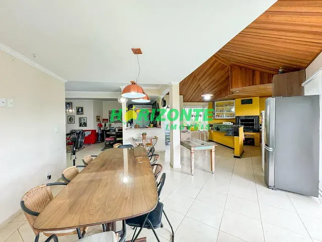 Casa com 1000m² 4 quartos e 6 banheiros, à venda, no bairro Jardim Rio Comprido em Jacareí