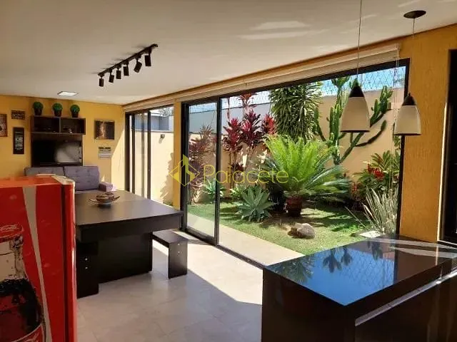Casa 3 quartos e 5 banheiros, à venda, no bairro Parque São Cristóvão em Taubaté