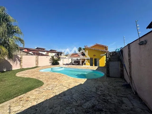 Casa com 500m² 3 quartos e 3 banheiros, à venda, no bairro Jardim Brasil em Caraguatatuba