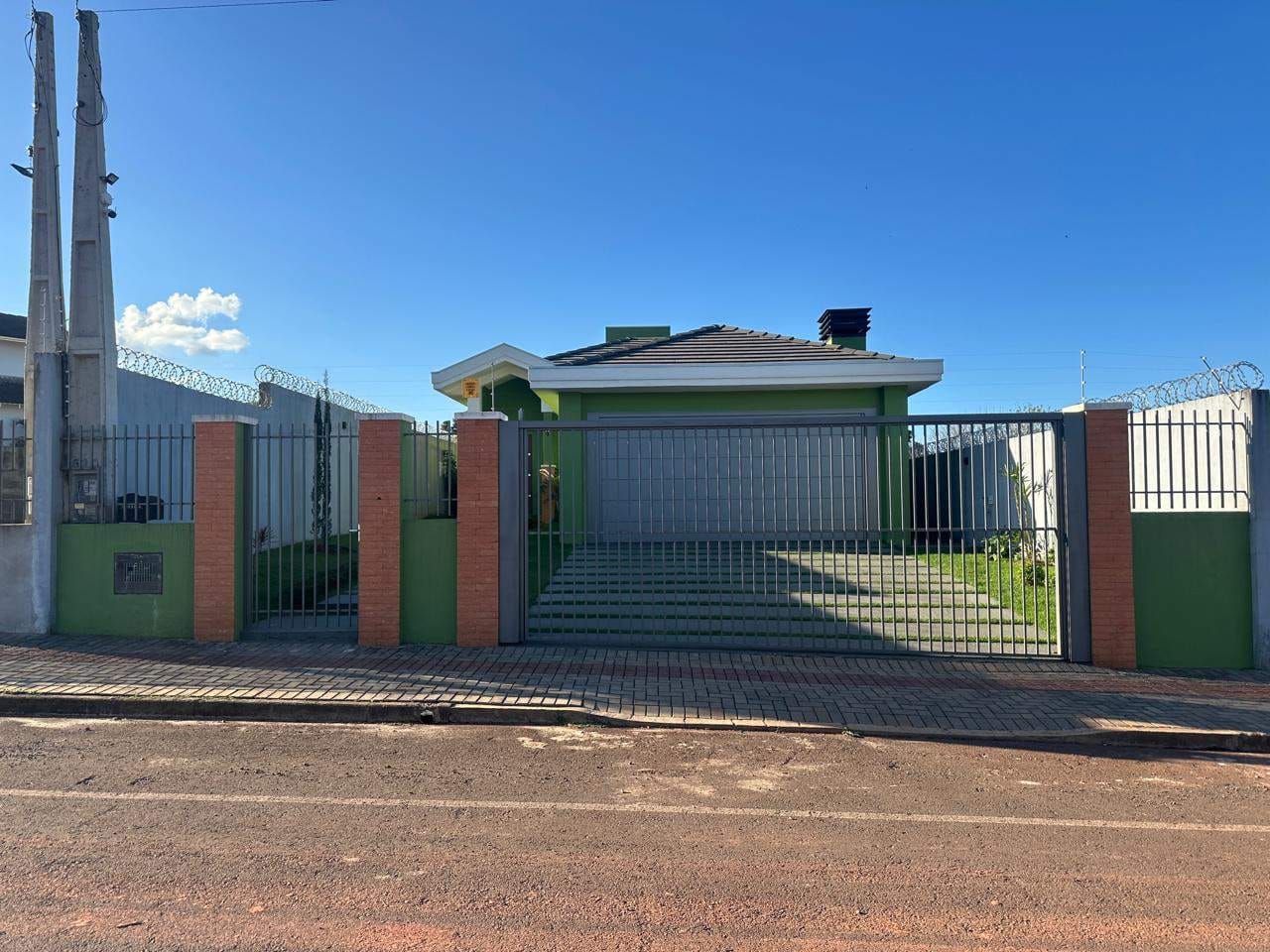Casa à venda com 3 dormitórios, 2 banheiros, 2 vagas de garagens e 167m² de área privativa no bairro Santos Dumont