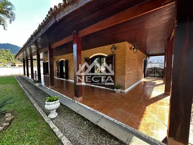 Casa com 768m² 4 quartos e 2 banheiros, à venda, no bairro Maranduba em Ubatuba
