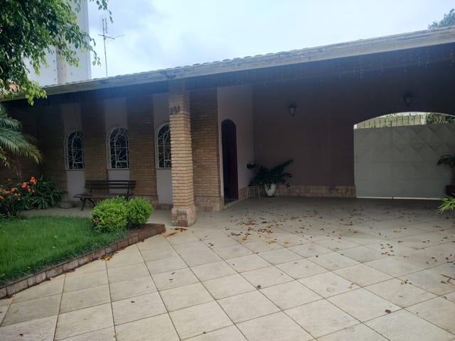 Casa com 350m² 4 quartos e 6 banheiros, à venda, no bairro Vila Jaboticabeira em Taubaté