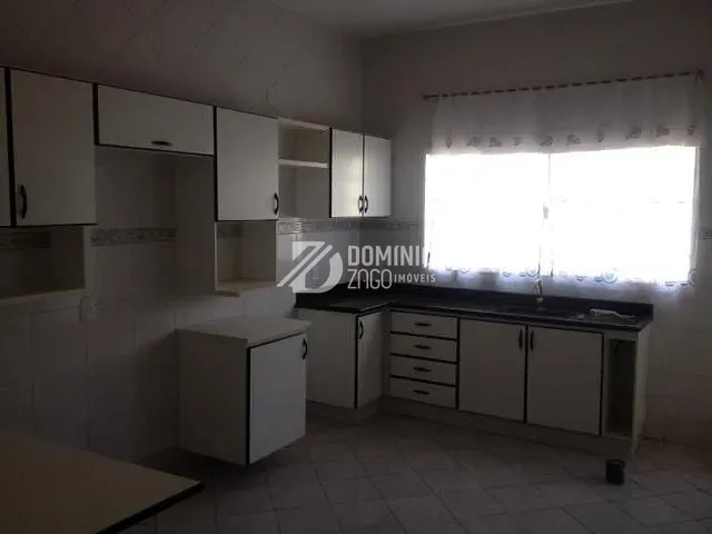 Casa com 300m², para alugar, no bairro Jardim São Bento em Uberaba