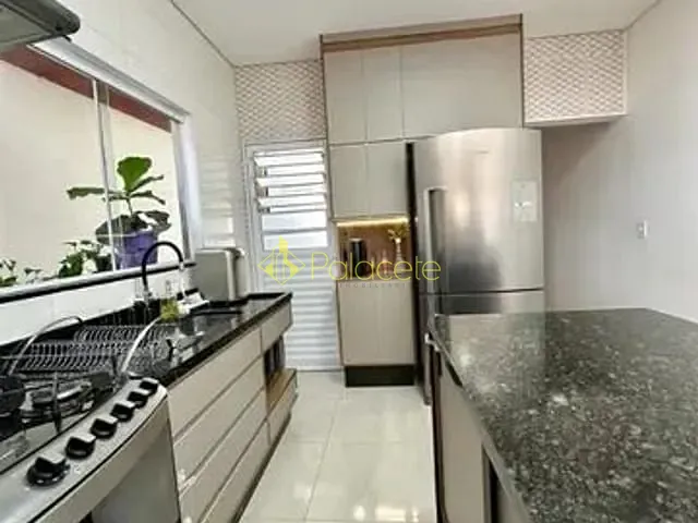 Casa com 200m² 2 quartos e 2 banheiros, à venda, no bairro Parque das Palmeiras em Pindamonhangaba