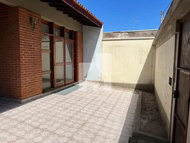 Casa com 308m² 3 quartos e 2 banheiros, à venda, no bairro Vila Vianelo em Jundiaí
