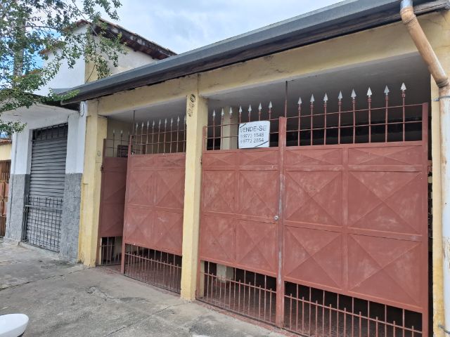 Casa com 296m² 4 quartos e 2 banheiros, à venda, no bairro Parque São Benedito em Pindamonhangaba