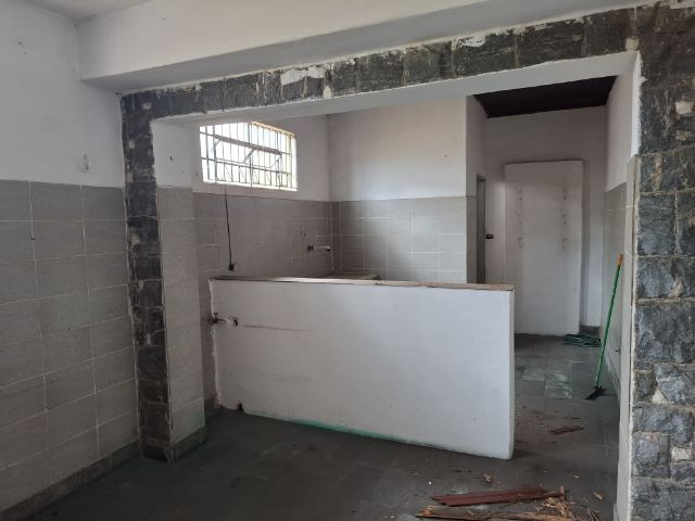 Casa com 296m² 4 quartos e 2 banheiros, à venda, no bairro Parque São Benedito em Pindamonhangaba