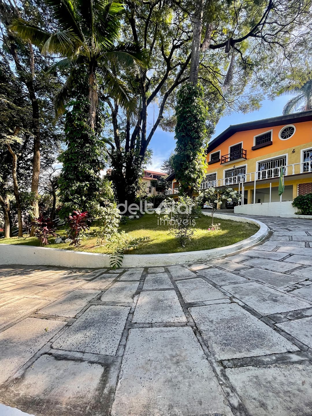 Casa para alugar com 3 quartos, 645m² - Foto 1
