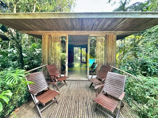 Casa com 350m² 4 quartos e 5 banheiros, à venda ou para alugar, no bairro Chácara do Refúgio em Carapicuíba