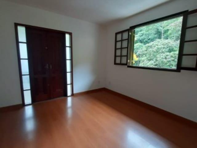 Casa 2 quartos e 1 banheiro, para alugar, no bairro Quarteirão Brasileiro em Petrópolis