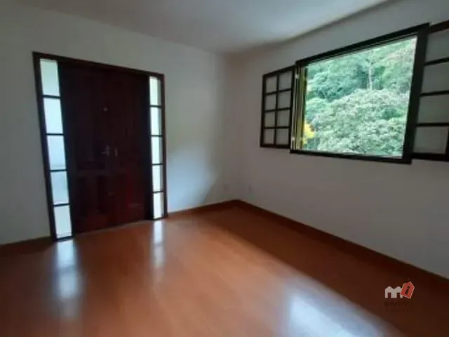 Casa 2 quartos e 1 banheiro, para alugar, no bairro Quarteirão Brasileiro em Petrópolis
