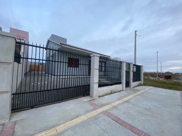Foto do Casa - Casa à venda no Germani, Pelotas, RS. Com 300 m² de área total. possui 1 dormitório, 1 suíte, ar-condicionado, varanda e piso de porcelanato | UP Imóveis