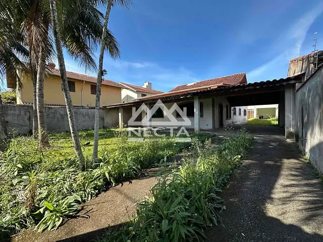 Casa com 500m² 3 quartos e 4 banheiros, à venda, no bairro Jardim Brasil em Caraguatatuba