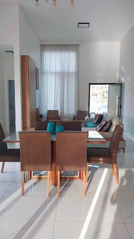 Casa com 420m² 3 quartos e 4 banheiros, à venda, no bairro Mombaça em Pindamonhangaba