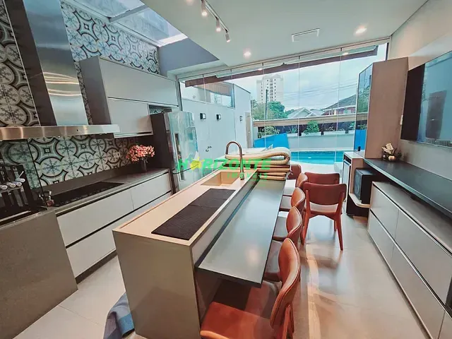 Casa com 256m² 4 quartos e 6 banheiros, à venda, no bairro Urbanova IV-A em São José dos Campos