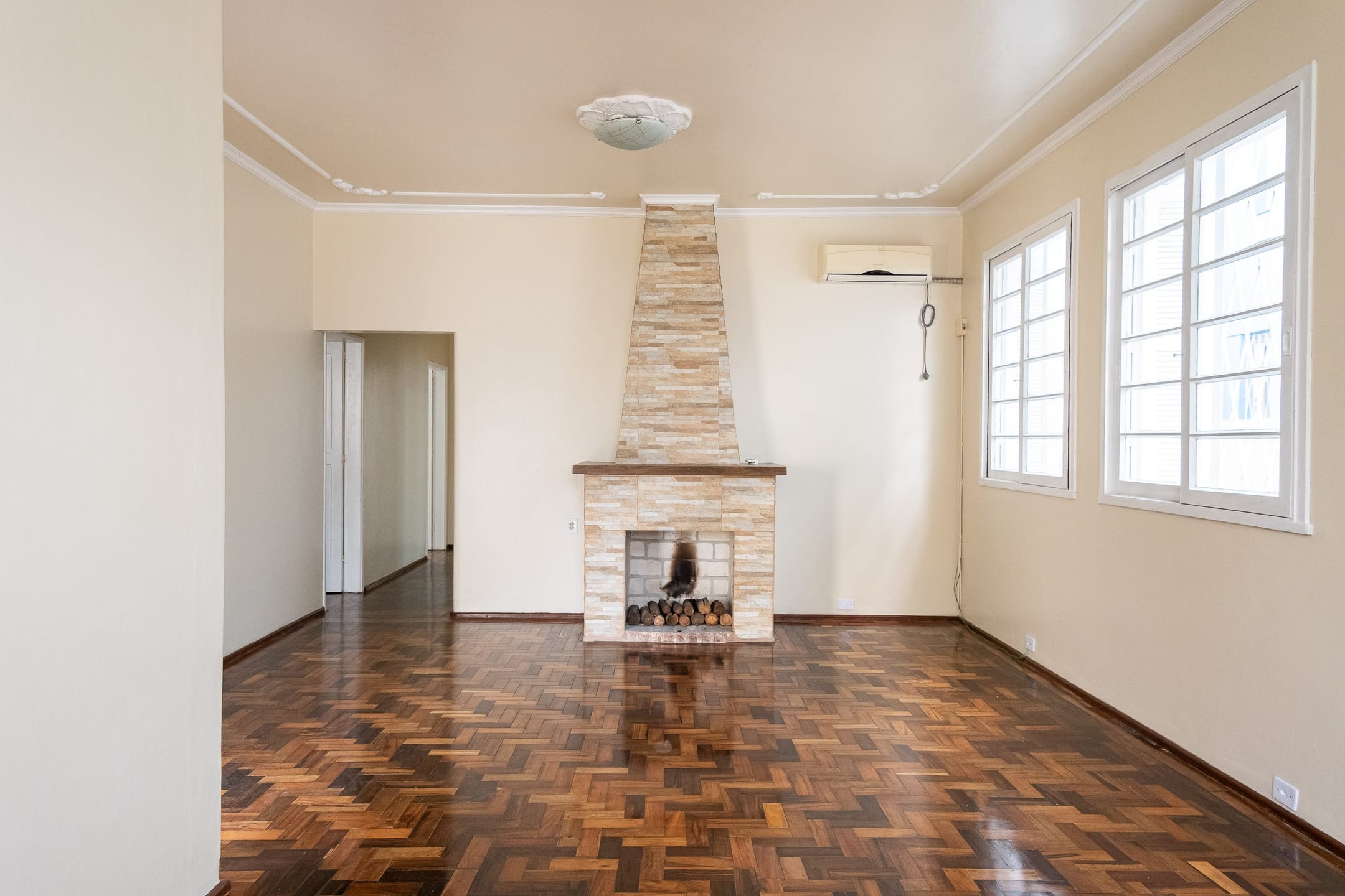Casa à venda no Centro de Pelotas, RS: 4 dormitórios, 2 salas, 2 vagas. Lavanderia, sala de estar e jantar. varanda, lareira, armários, aquecimento elétrico