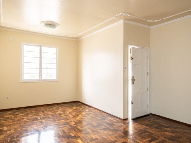 Casa 4 quartos e 2 banheiros, à venda, no bairro Centro em Pelotas