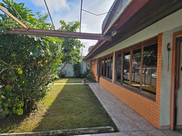 Casa com 918m², à venda, no bairro Rebouças em Curitiba