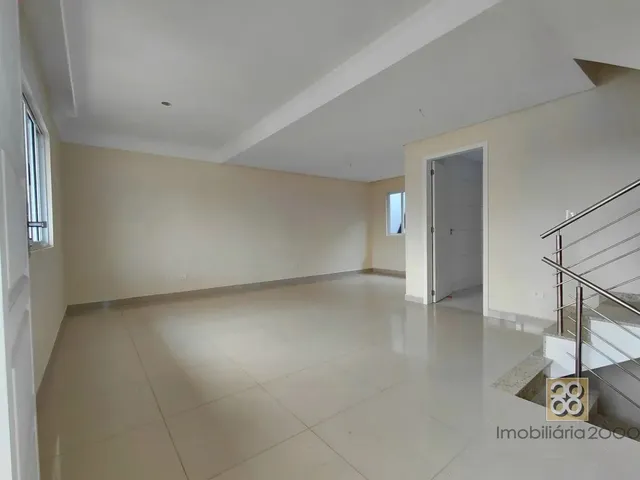 Sobrado 4 quartos e 2 banheiros, para alugar, no bairro Uberaba em Curitiba