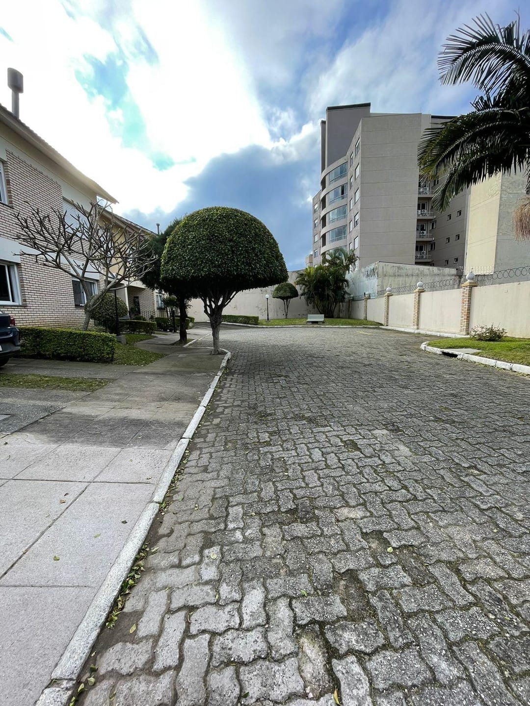 Casa à venda, Centro, Pelotas, RS, 190 m², 3 dormitórios, 1 suíte, 3 banheiros, aceita pet, churrasqueira, gourmet, lareira, playground, quadra poliesportiva