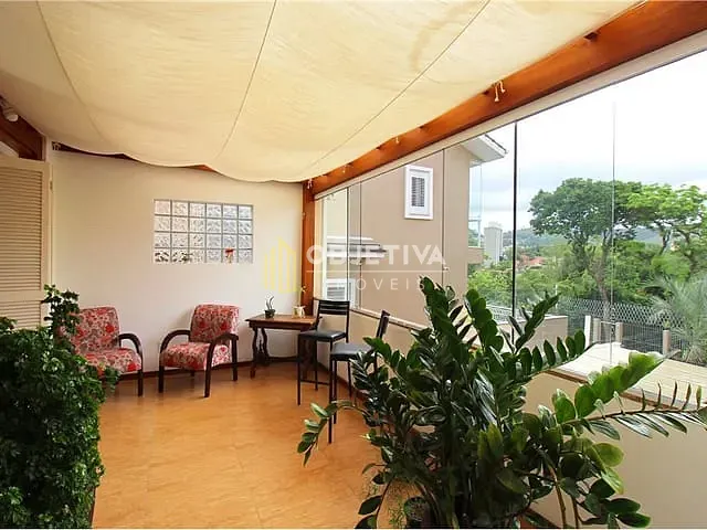 Casa 3 quartos e 3 banheiros, à venda, no bairro Medianeira em Porto Alegre