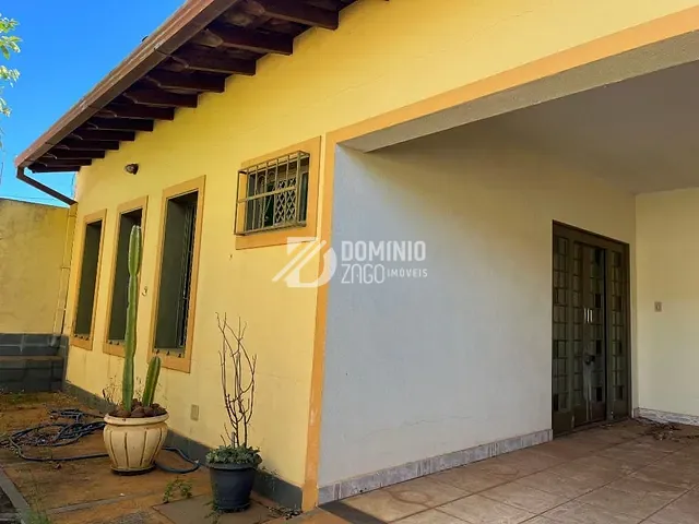 Casa com 300m² 3 quartos e 2 banheiros, à venda, no bairro Fabrício em Uberaba