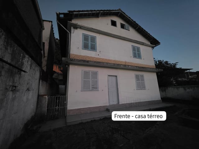 Casa com 246m² 2 quartos e 2 banheiros, à venda, no bairro Castelânea em Petrópolis
