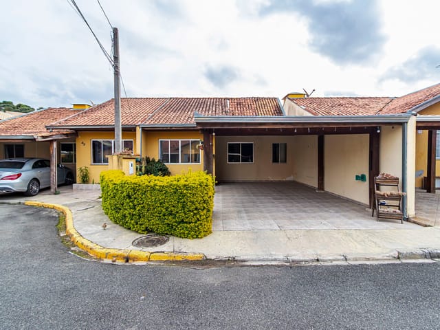 Casa 2 quartos e 2 banheiros, para alugar, no bairro Uberaba em Curitiba