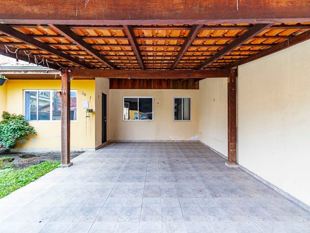 Casa 2 quartos e 2 banheiros, para alugar, no bairro Uberaba em Curitiba