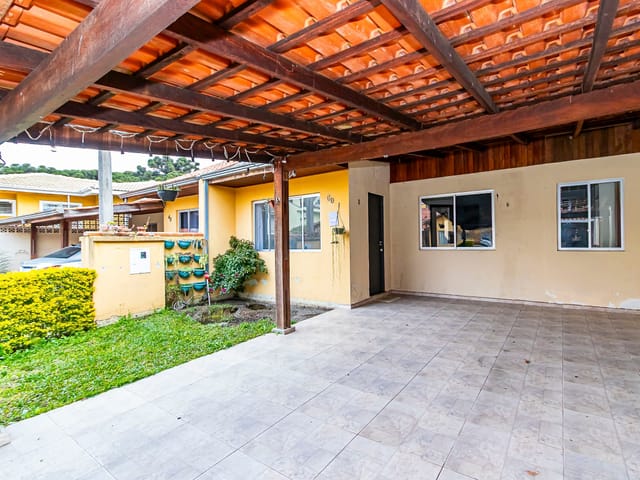 Casa 2 quartos e 2 banheiros, para alugar, no bairro Uberaba em Curitiba