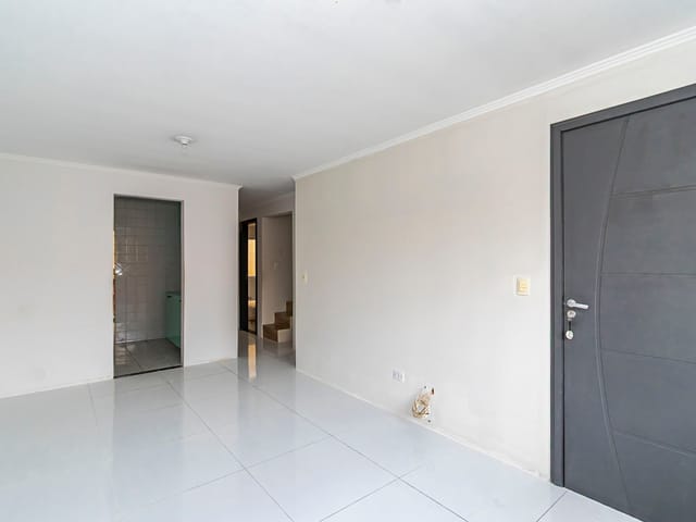 Casa 2 quartos e 2 banheiros, para alugar, no bairro Uberaba em Curitiba