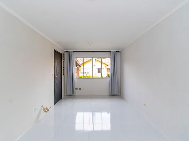 Casa 2 quartos e 2 banheiros, para alugar, no bairro Uberaba em Curitiba