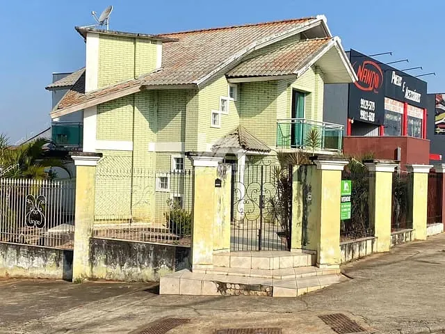 Casa com 397m² 3 quartos e 3 banheiros, à venda, no bairro Colônia Dona Luíza em Ponta Grossa