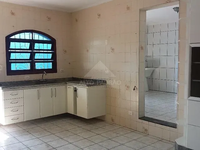 Casa com 300m² 3 quartos e 2 banheiros, à venda, no bairro Jardim Zaira em Mauá